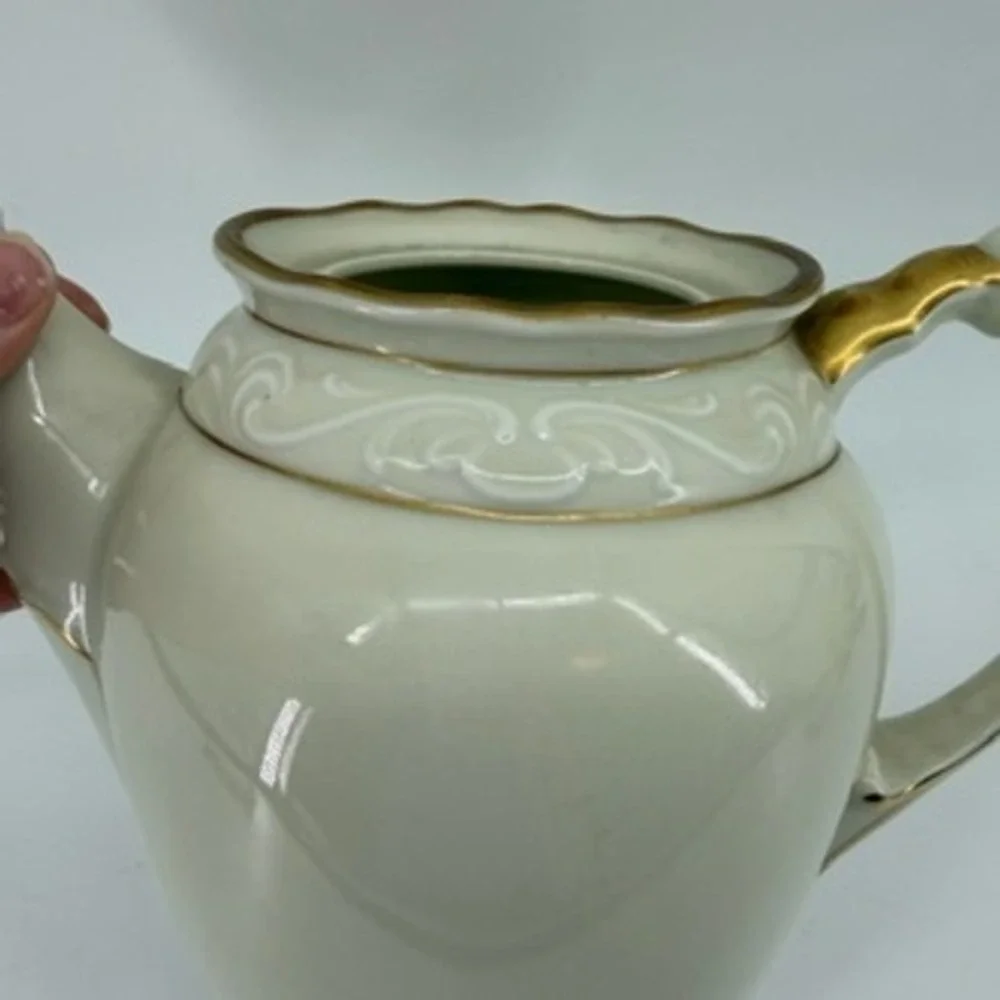 Bavaria Sonnenporzellan D&R W Weissenstadt Gold Trim Scalloped Coffee Teapot